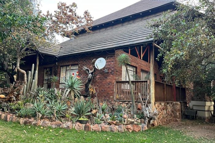 For Sale: Spacious House with Flat in Mookgopong Rural Game Reserve, 320ha shared area.