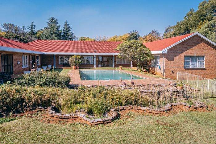 For Sale: Mnandi Farm with 4 beds, rental income, and expansive land.