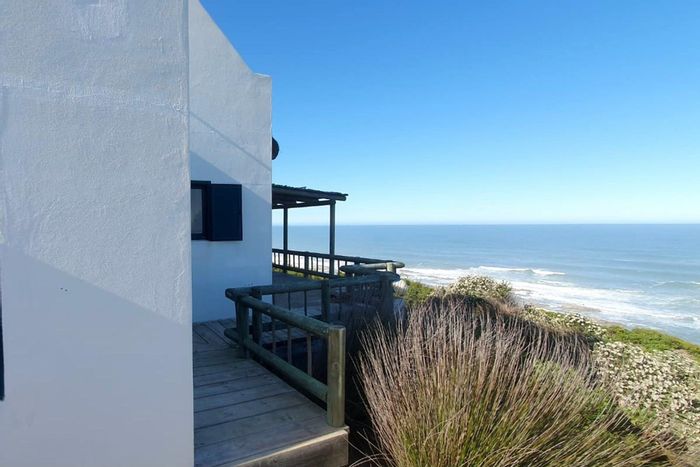 For Sale: House in Fynbosstrand with ocean views, private beach, off-grid amenities.