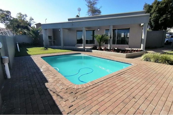 Halfway Gardens Cluster For Sale: Pool, garden, parking, near amenities and schools.