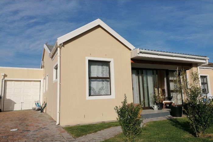 Guldenland Townhouse For Sale: Spacious living, private garden, close to beach and schools.