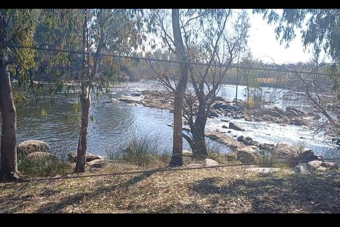 Parys Rural Farm For Sale: 140 ha, riverfront, landing strip, multiple dwellings.