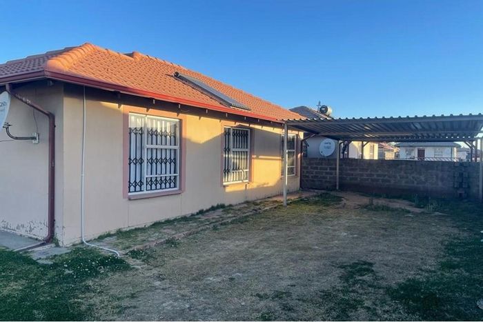 3 Bedroom house for sale in Kriel Central, near mall and amenities.