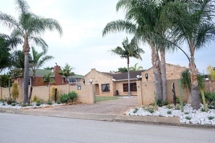 For Sale: Spacious house in Winterhoek Park with pool, lapa, and flatlet.