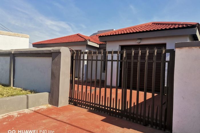 House for Sale in Osizweni: Spacious layout, garage, outbuilding, and tuckshop opportunity.