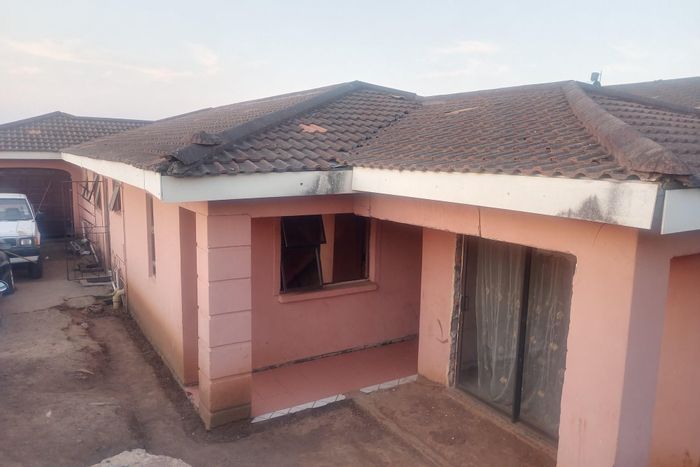 For Sale: Edendale BB House with 4 bedrooms, parking, and renovation potential.