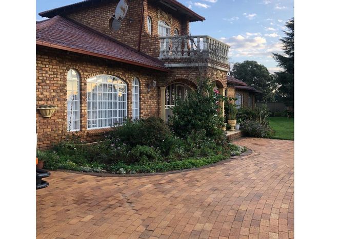 8-Bedroom House For Sale in Randfontein South with pool, garden, and security.