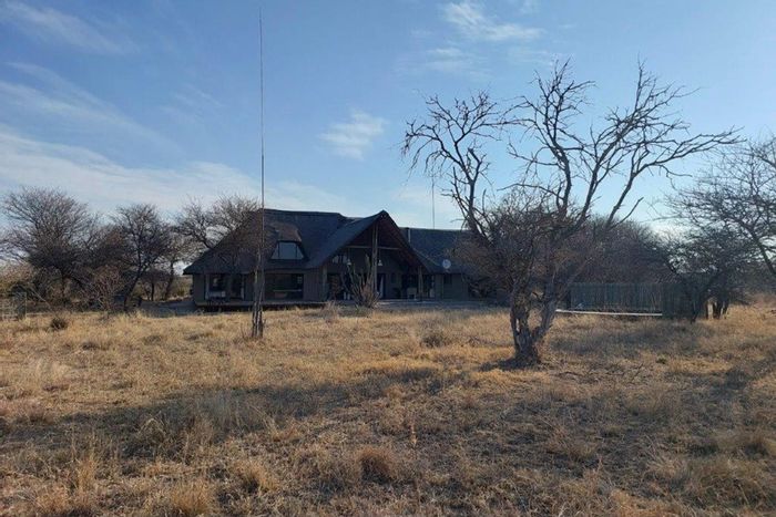 For Sale: House in Ditholo Wildlife Estate with 4 bedrooms, pool, and game vehicle.