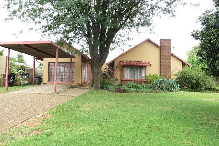 Witpoortjie House For Sale: 3 beds, flatlet, spacious yard, secure parking.