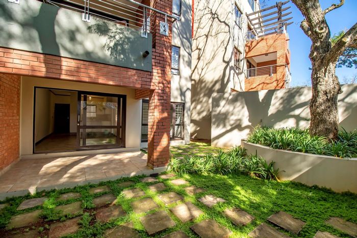 Bryanston Apartment For Sale: Tenant in place, garden, pool, tennis court, security.