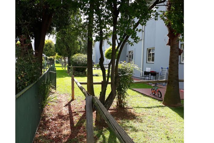 Townhouse To Rent in Beyers Park: 2 bedrooms, private garden, open plan living.