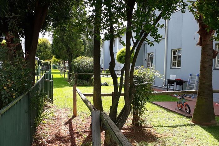 Townhouse To Rent in Beyers Park: 2 bedrooms, private garden, open plan living.