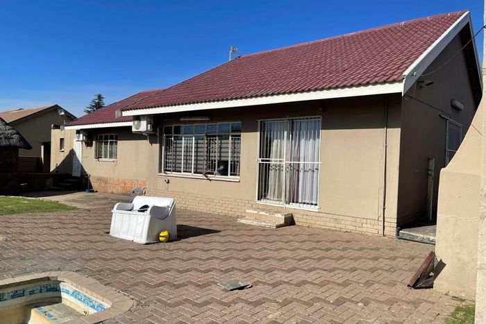 Kriel Central House For Sale: 3 bedrooms, flatlet, pool, braai area, secure yard.