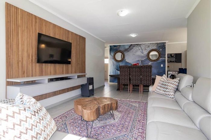 Amberfield Townhouse For Sale: 3 beds, garden, pools, clubhouse, double garage.