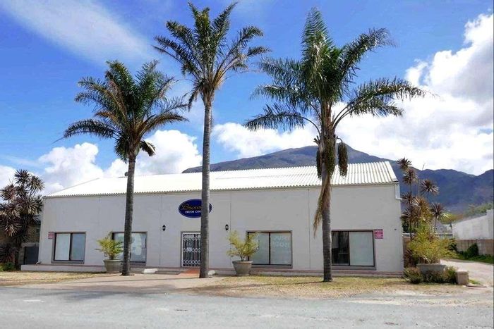 Versatile retail space in Villiersdorp Central, featuring showroom, offices, and storage. For Sale.