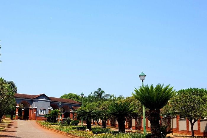 For Sale: House in Aquapark with 5 bedrooms, study, and estate amenities.