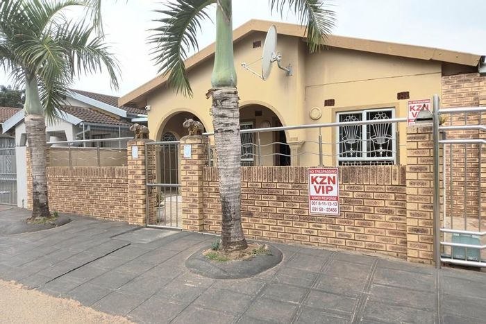 For Sale: 3-bedroom house in Palmview with outdoor space and security features.