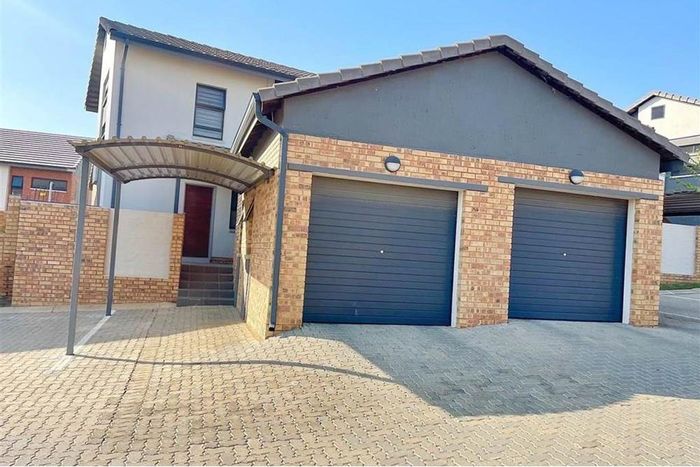 Amberfield Townhouse For Sale: 3 beds, pool, clubhouse, spacious garden, low levies.