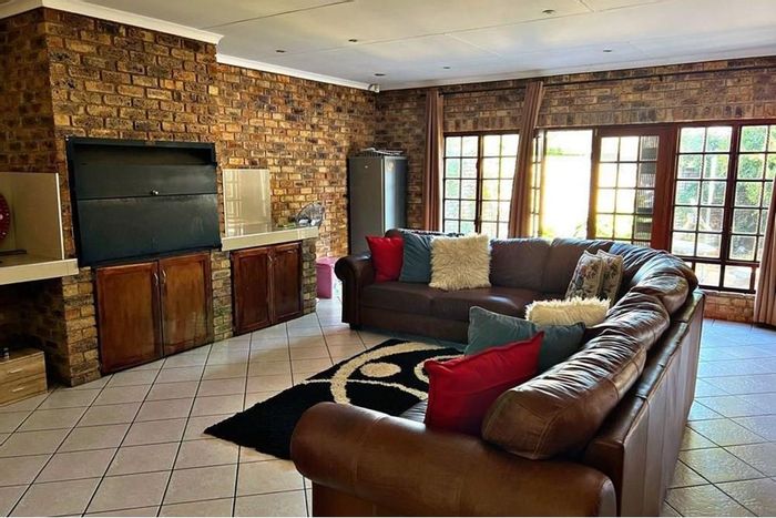 Rooihuiskraal House For Sale: 4 beds, no load shedding, indoor braai, secure garden.