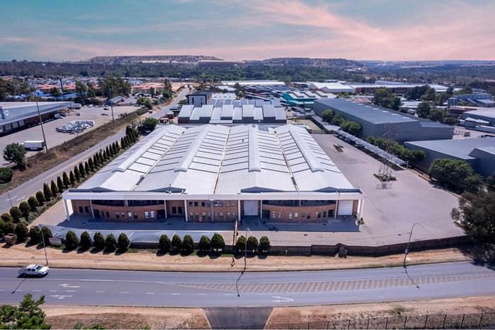 To Rent: 2361m2 Industrial Warehouse in Ormonde with ample yard and office space.