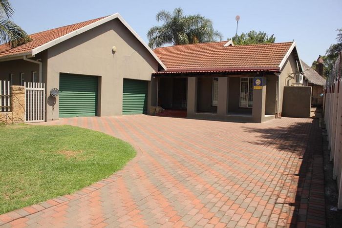 Huttenheights House For Sale: Pool, Lapa, dual entrances, ample parking, security features.