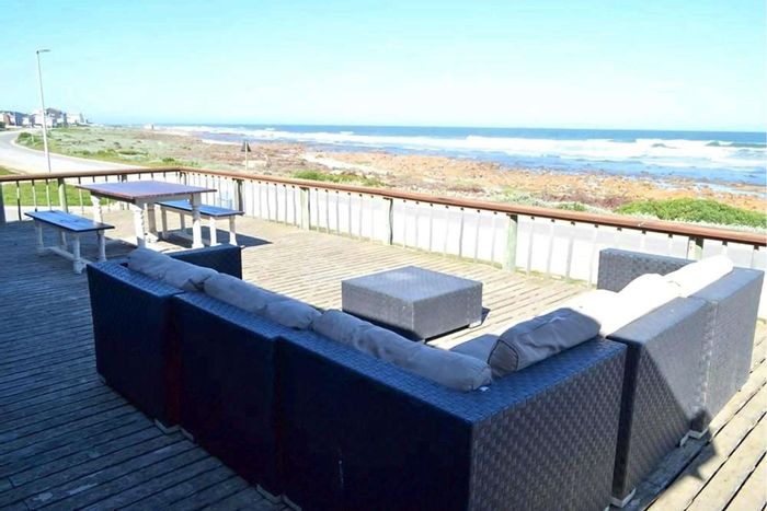Gouritsmond Central House For Sale: 3 beds, 2 flats, double garage, ocean views.