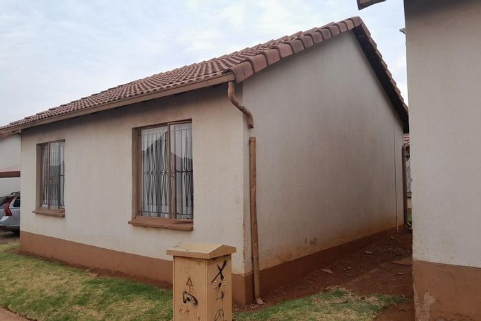 For Sale: House in Clayville with cozy lounge, kitchen, 2 bedrooms, near mall.