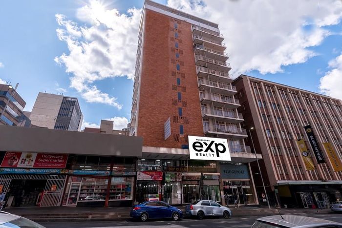 Braamfontein Apartment For Sale: Prime location, transport access, investment opportunity awaits.