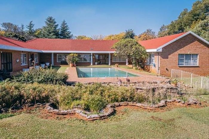 For Sale: Mnandi Farm with rental income, spacious house, and multiple cottages.