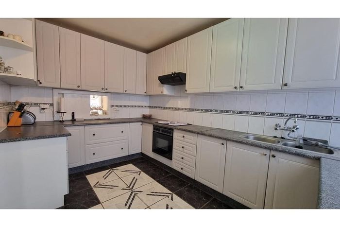 Jeppestown Apartment For Sale: Spacious living, renovated kitchen, secure complex amenities.