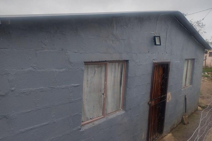 Cottage for Sale in Slangspruit: 6 Bedrooms, 2 Bathrooms, Fully Fenced, Income Potential.