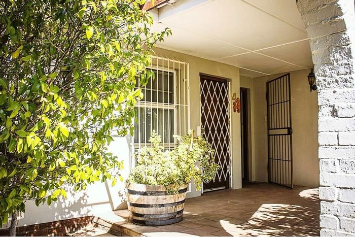 Spacious house in De Doorns Central, for sale with multiple bedrooms and parking.