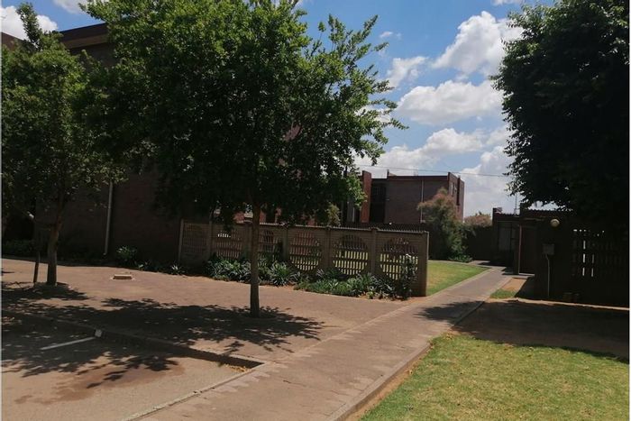 For Sale: 2-Bedroom Apartment in Vanderbijlpark SE 1 with Garage and Balcony.