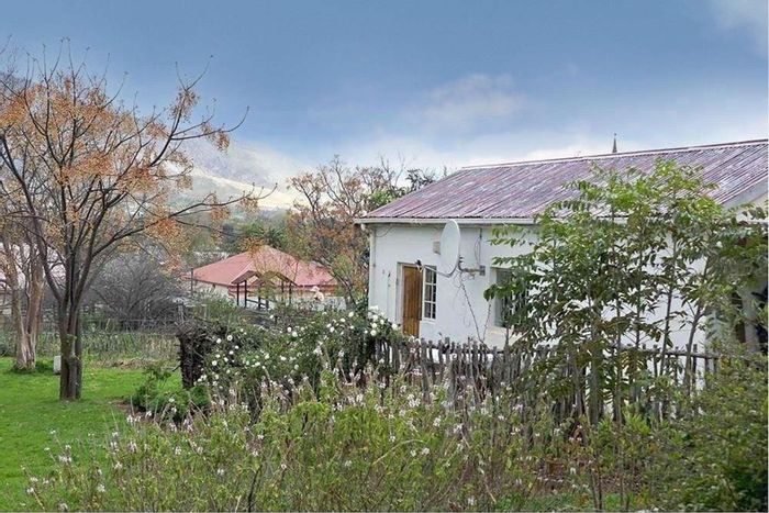 Cottage for Sale in Villiersdorp Central: Expansive land, studio dwelling, and carport.