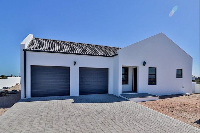 For Sale: House in Velddrif Central with 3 bedrooms, security estate, double garage.