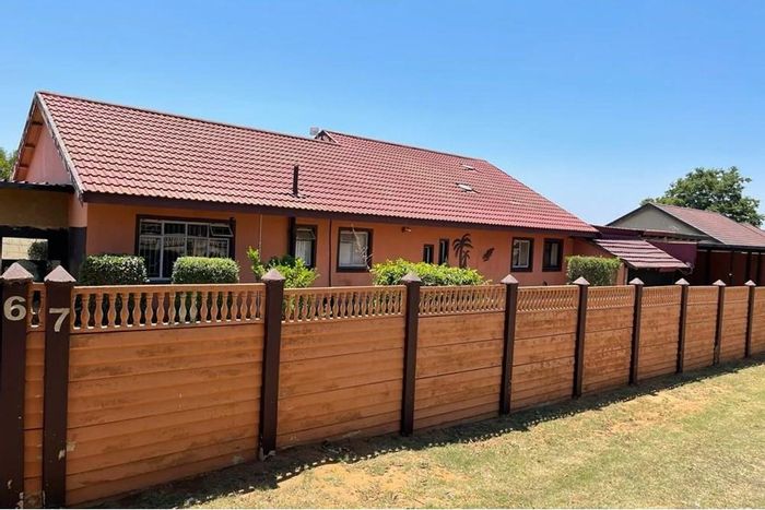 Kriel Central House For Sale: 3 beds, flatlet, pool, bar, solar panels.