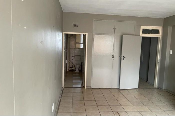 Berea Apartment For Sale: 24-hour security, central location, built-in cupboards, closed balcony.