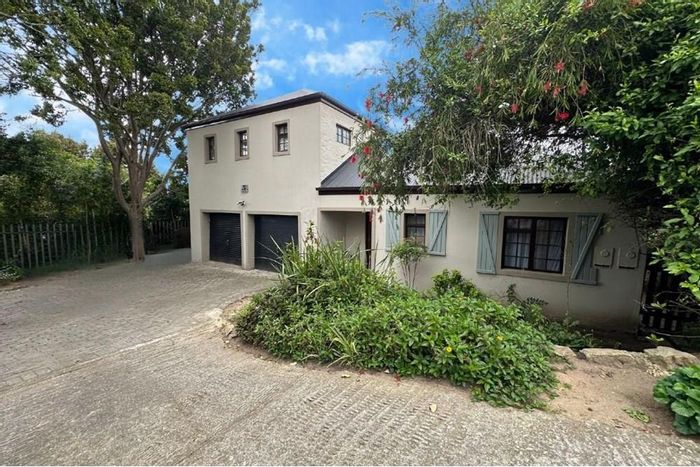 For Sale: House in Hunters Estate with garden, double garage, and security features.