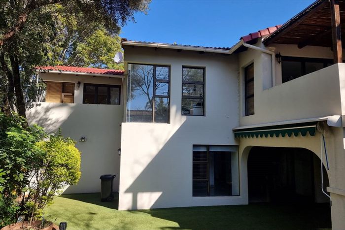 Eagles Landing House For Sale: 4 bedrooms, built-in bar, private balcony, secure complex.