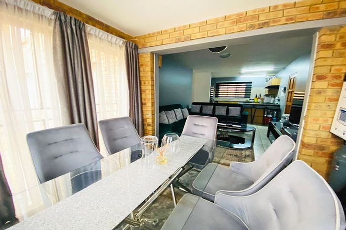 For Sale: 3-bedroom apartment in Vanderbijlpark SW with security and parking.