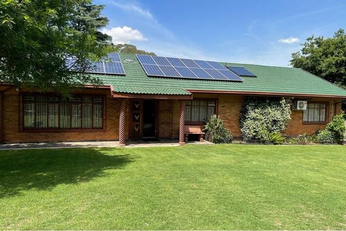 Kriel Central House For Sale: 4 bedrooms, flatlet, pool, lapa, solar panels.