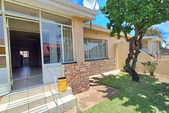 Townhouse for Sale in Parys Central: 2 beds, private yard, secure complex.