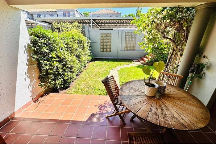 Bryanston Apartment To Rent: Pet-friendly, garden, pool, inverter, and fiber-ready.