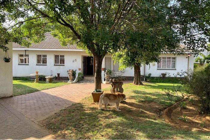Kriel Central House For Sale: 3 bedrooms, flatlet, lapa, braai area, spacious yard.