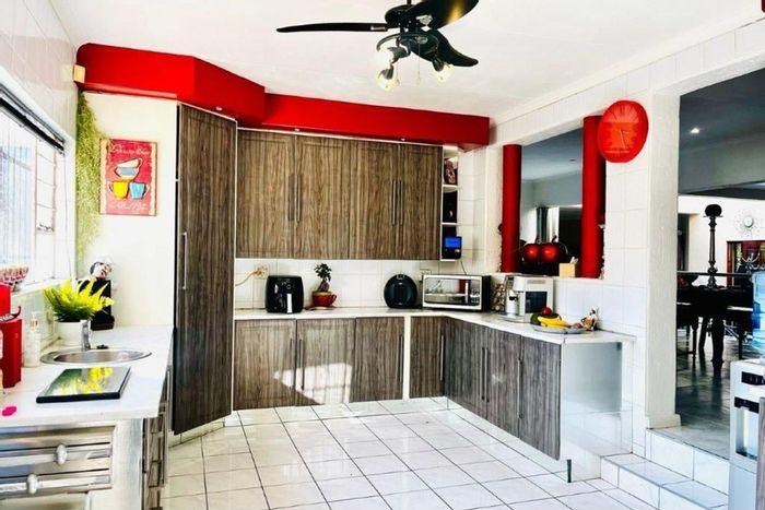 House for Sale in Vanderbijlpark SE 4: bar, jacuzzi, pool, security features.