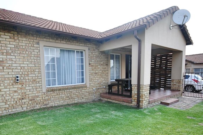 For Sale: Townhouse in Sasolburg Ext 11 with 3 bedrooms, garage, and security.