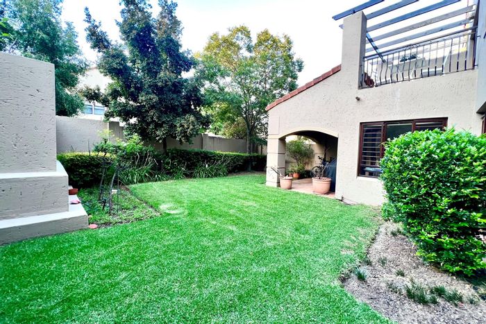 For Sale: Apartment in Sandown with 24-hour security, pool, tennis court, and garden.