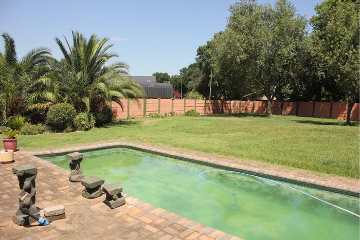 For Sale: House in Pioneer Park with fireplace, indoor braai, study, and garage.