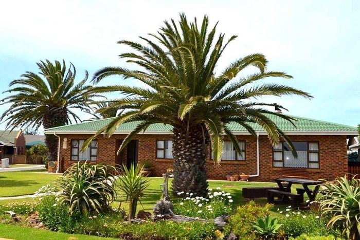 Gouritsmond Central House For Sale: Spacious home with rental flat and outdoor braai.