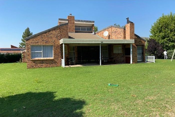 For Sale: House in Clarens Central with 4 bedrooms, large kitchen, and scenic views.